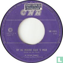 By de moune oan 'e mar