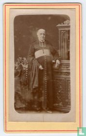 Priester in kledij met meubels