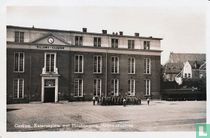Gorkum. Kazerneplein met Hoofdingang Willemskazerne