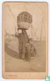 Egypt - Porteuse de bois avec enfant