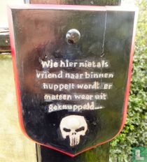 Wie hier niet als vriend naar binnen huppelt wordt er meteen weer uit geknuppeld...