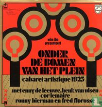 Onder de bomen van het plein