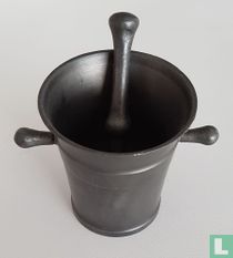 Tinnen vijzel met stamper