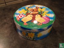 Paashaas in mand met kuikens, eieren en narcissen