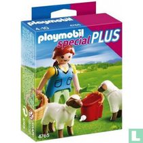 4765 Boerin met schapen