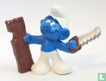 Schtroumpf bricoleur avec scie et planche (version polonaise)  