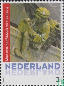 L'homme au foulard et à soufflet