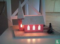 Kerstkerkje met licht, muziek speelt wij komen ten samen