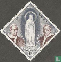 Statue of Mary between two Popes