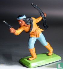 Apache marche avec un fusil et un fusil (cheveux noirs)