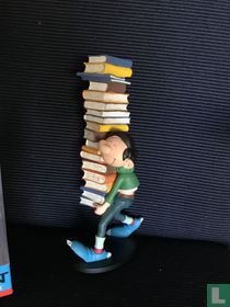 Gaston Lagaffe avec pile de livres
