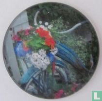 Blauwe damesfiets met bloemen voorop