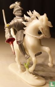Chevalier avec lance pointant vers le bas à cheval