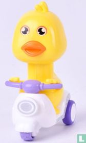 Eend op driewieler scooter