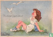 Meisje ligt in gras, meeuwen vliegen langs