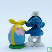 Smurf with Easter egg