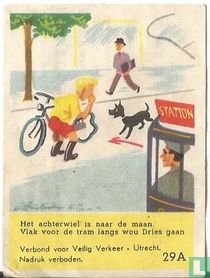 Het achterwiel is naar de maan. Vlak voor de tram langs wou Dries gaan