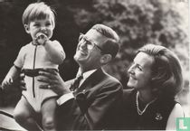 H.K.H. Prinses Margriet, Mr. Pieter van Vollenhoven en Prins Maurits poseerden in de tuin van 't Loo1