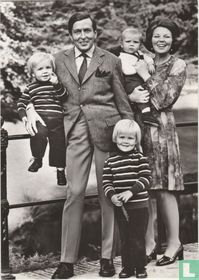 H.K.H. Prinses Beatrix, Z.K.H. Prins Claus met hun kinderen Alexander - Friso en Constantijn