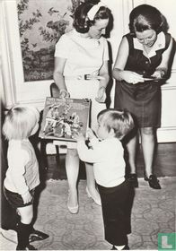 H.K.H. Prinses Beatrix en H.K.H. Prinses Margriet met de prinsjes Willem Alexander en Maurits
