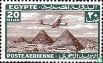 Flugzeug über den Pyramiden von Gizeh