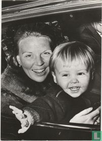H.K.H. Prinses Beatrix en Z.K.H. Prins Claus terug uit Kenia,