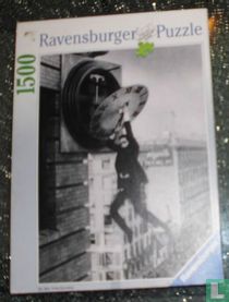 Harold Lloyd hangend aan klok