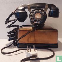 Koperen telefoon met kiesschijf