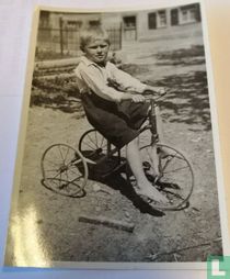 Jongetje op driewieler