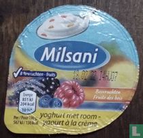 Yaourt à la crème et fruits des bois