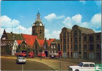 Kleine Oever met oude gevel en toren N.H. Kerk
