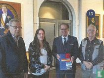 Boek 'Rosmalen 1200' aangeboden aan burgemeester Rombouts door Tiny Kappen, Wilma van Crey en Martien Veekens