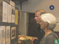 Bezoekers aan de tentoonstelling over 75 jaar bevrijding