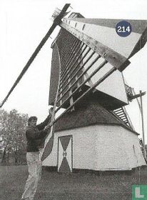 Als het niet hard genoeg waait, moet de molenaar een handje helpen