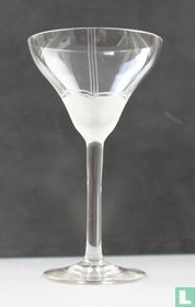 glas met gravure verticale strepen witte bodem kelk