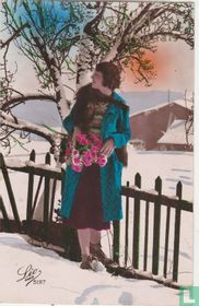 Jonge dame in blauwe jas met bouquet rozen in winterlandschap(links kijkend)