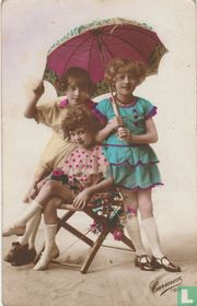 Drie meisjes met parasol en stoel en bloemen