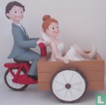 Couple de mariés sur vélo cargo