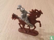 Chevalier avec lance pointant vers le bas à cheval
