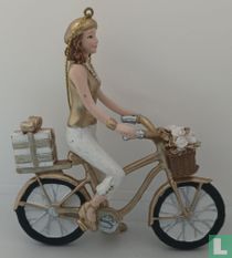 Meisje op fiets met pakje achterop