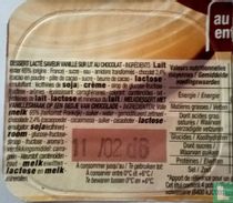 Cora.crème déssert saveur vanille sur un lit  au chocolat.