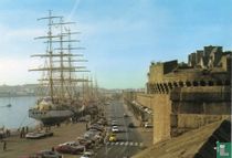 Le Dar Mlodziezy à quai sous les remparts