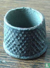 [Open vingerhoedje - naairing 18e eeuw bodemvondst]