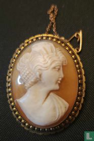 1900's antique carved shell cameo brooch