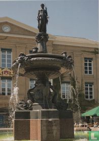 Gorinchem. De Grote Markt met fontein en beeld