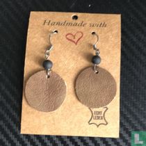 Hangers handgemaakt Leer bruin, rond / zwart bolletje 