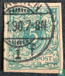 Figur mit Krone / Adler im Oval