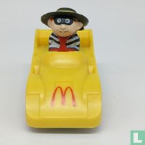 Hamburglar dans une voiture de course