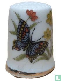 [Vlinder tussen de bloemen]