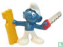 Schtroumpf bricoleur avec scie et planche